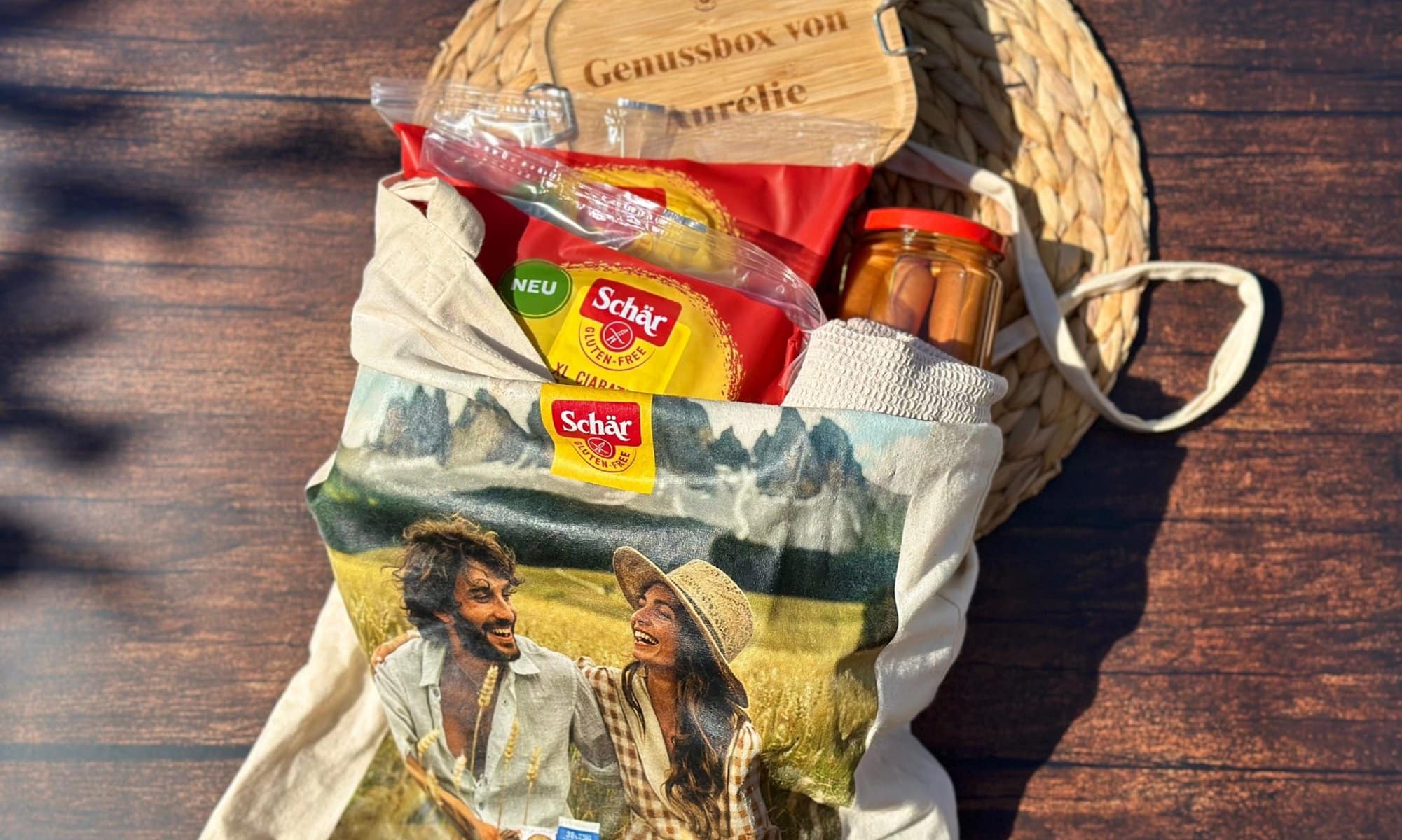 Glutenfreie Notfall-Grillbox mit Schär-Produkten Schär-Stofftasche mit glutenfreien Ciabatta-Brötchen, Würstchen im Glas und Brotdose – fertig gepackt als Grill-Notfallbox