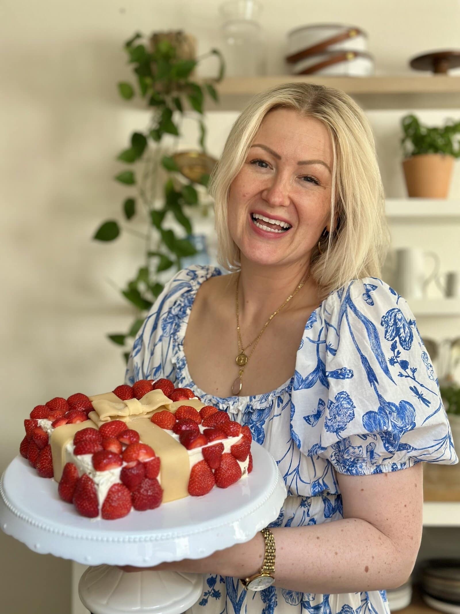 mutmach post glutenfreier Newsletter Frau mit glutenfreiem Kuchen
