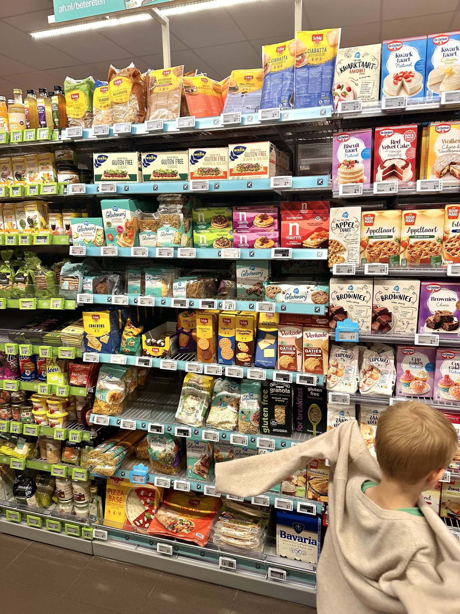 Glutenfreie Produkte im Supermarkt entdecken Supermarktregal mit verschiedenen glutenfreien Produkten im Überblick