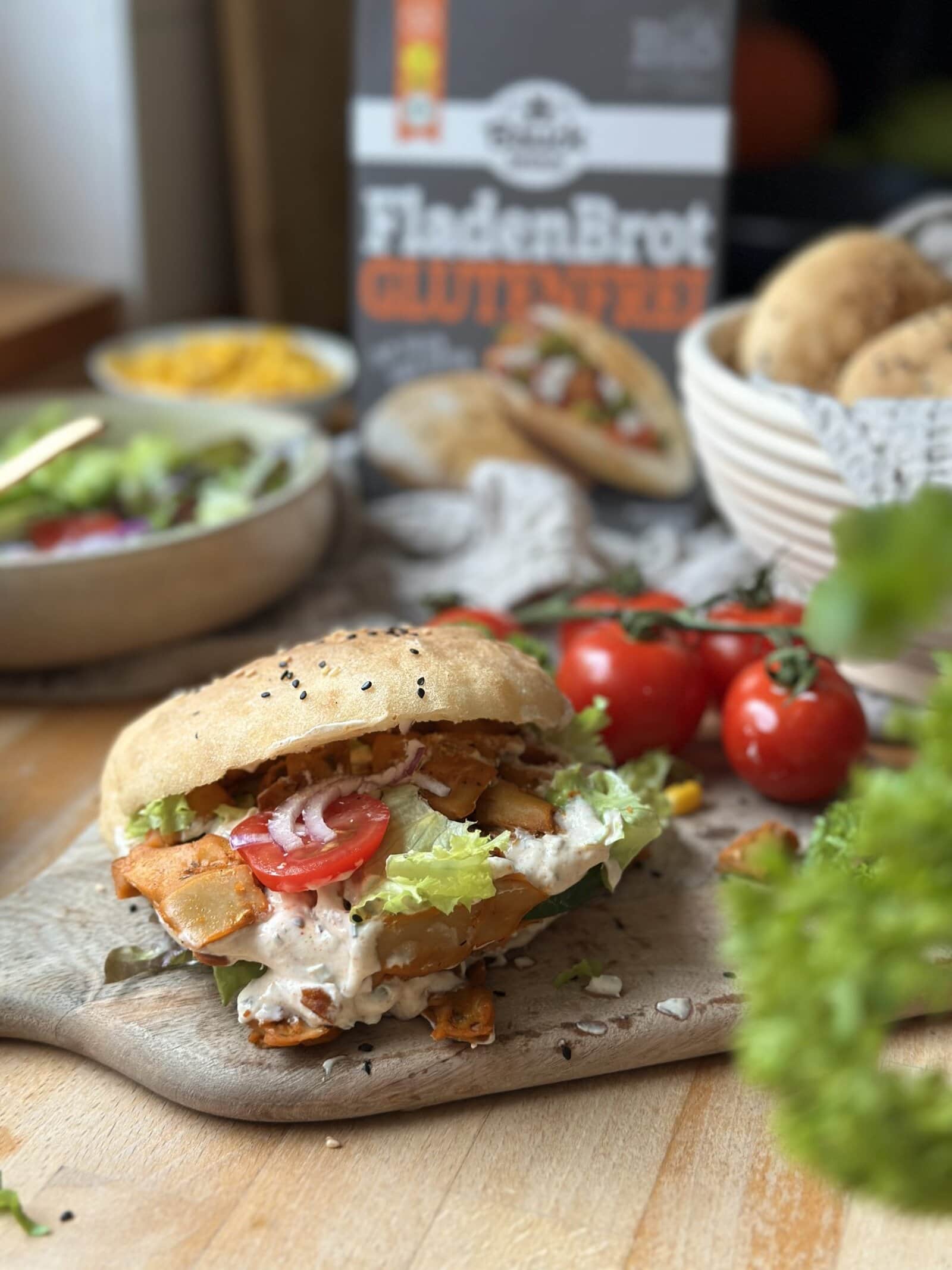 Selbstgemachter glutenfreier Döner mit frischen Zutaten Glutenfreier, selbstgemachter Döner mit frischem Gemüse und Brot, liebevoll angerichtet auf einem Teller