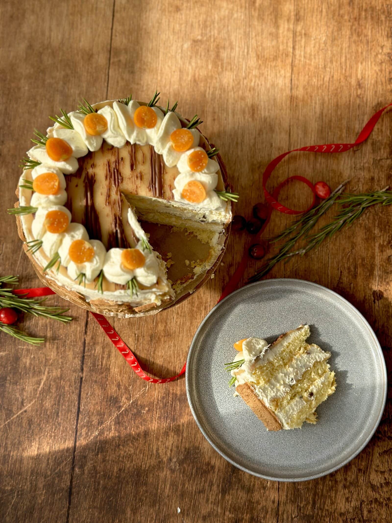 Glutenfreie Marzipan-Adventstorte im festlichen Look